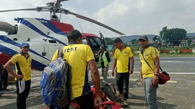 印度空軍緊急出動了2架直升機救援,搜救工作仍在進行。(Twitter)