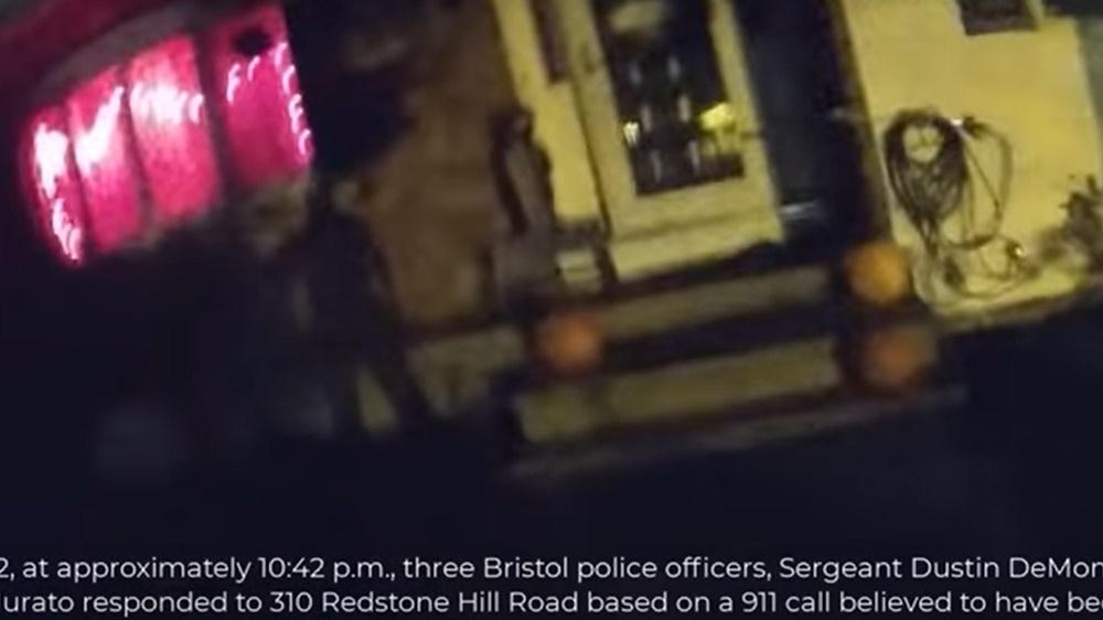 影片開始已見警員Alec Iurato氣喘如牛已中槍受傷。(YouTube)