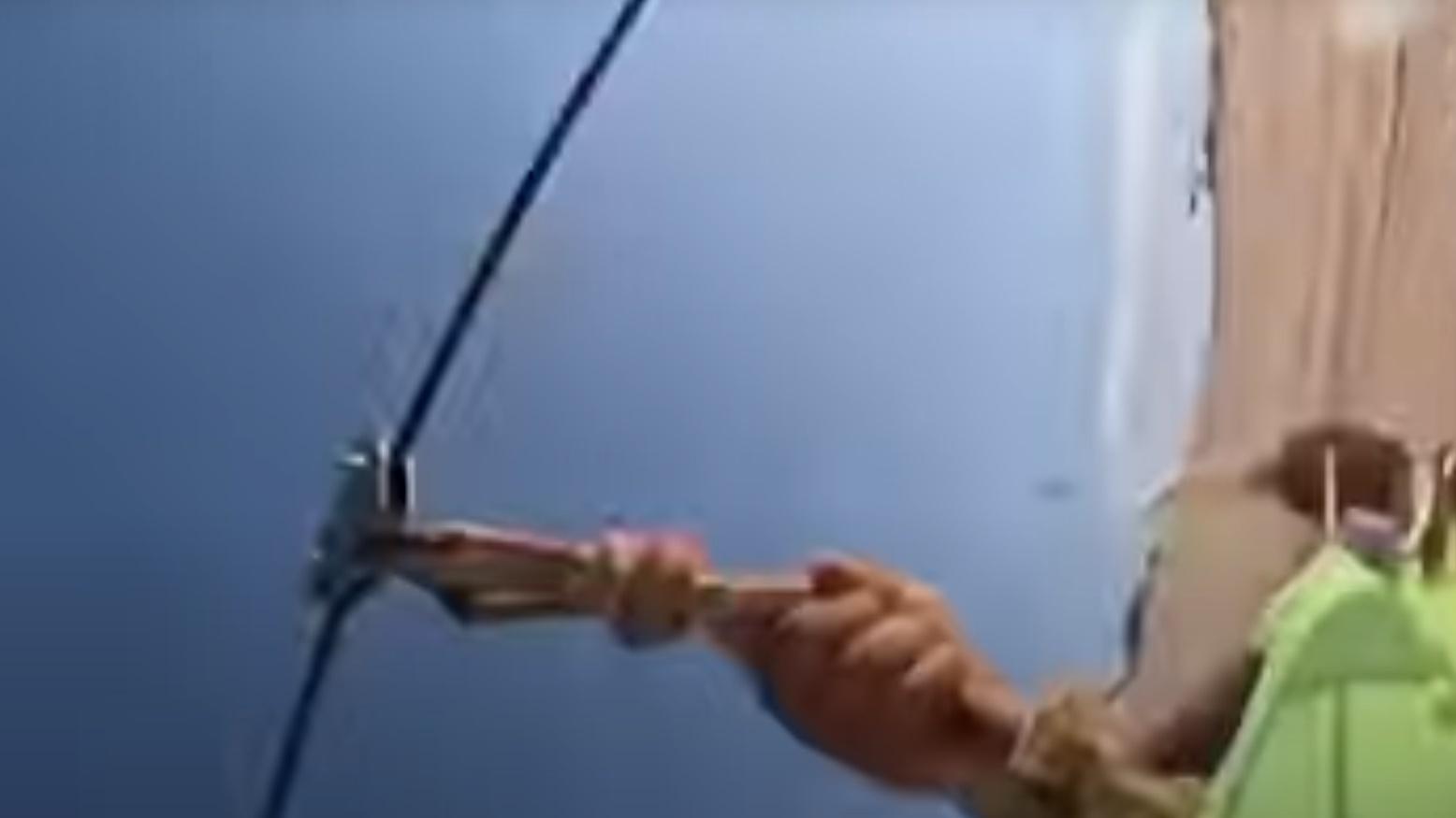 Sergio跌落黃色的沙地上,畫面一陣混亂。(YouTube)