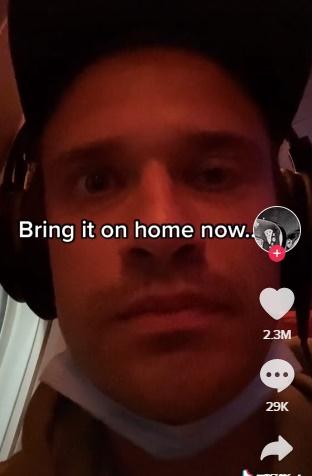 他的左眼不知道是刻意或不受控,隨著尖叫聲不斷地抽搐,並且根據尖叫聲效果給予「評價」作揶揄。(YouTube)