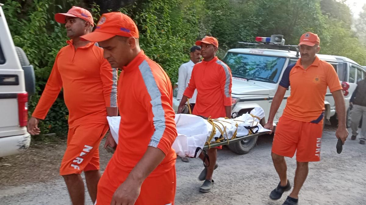 印度空軍緊急出動了2架直升機救援,搜救工作仍在進行。(Twitter)