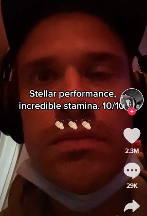 他的左眼不知道是刻意或不受控,隨著尖叫聲不斷地抽搐,並且根據尖叫聲效果給予「評價」作揶揄。(YouTube)