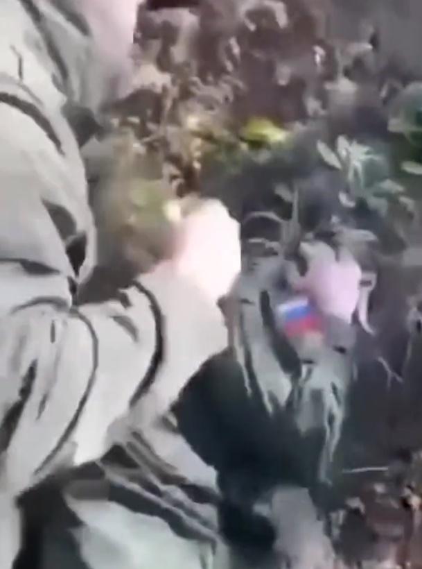 俄羅斯士兵一邊打他,一邊大罵:「你已經讓所有人對你的阿拉(伊斯蘭教中的神)感到噁心了,你只能在我們允許時祈禱,了解嗎?」(Twitter)