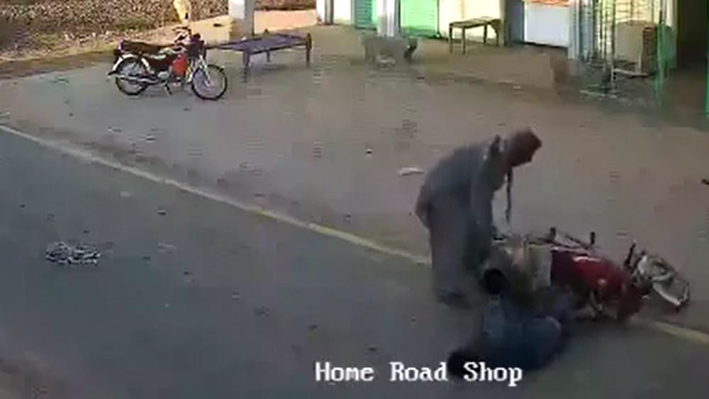 附近的路人見狀,立即上前幫忙移開電單車,檢查鐵騎士的傷勢,並將他移離馬路。(Twitter)