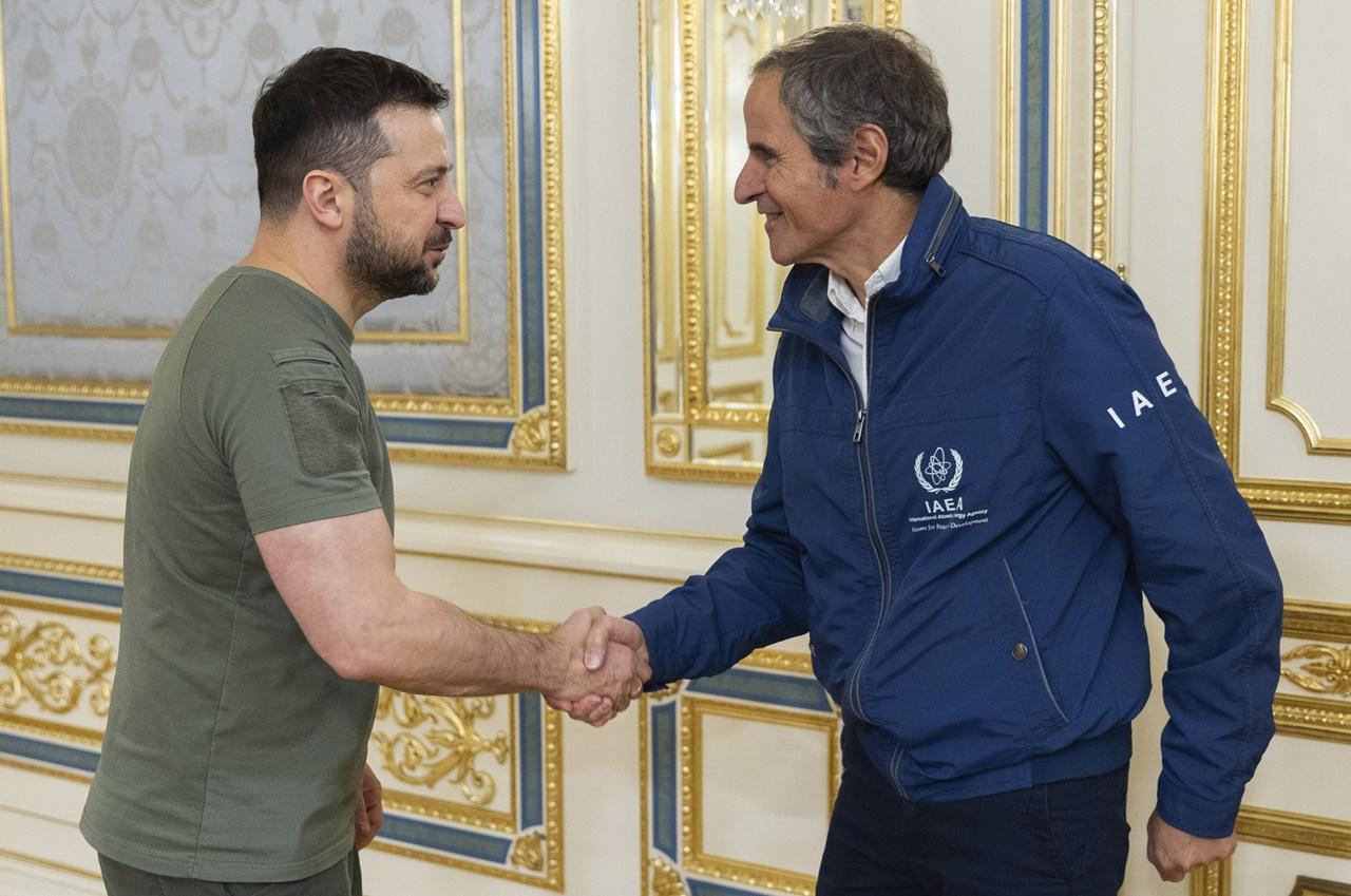 澤連斯基周四在首都基輔接見到訪的國際原子能機構總幹事格羅西。(AP)