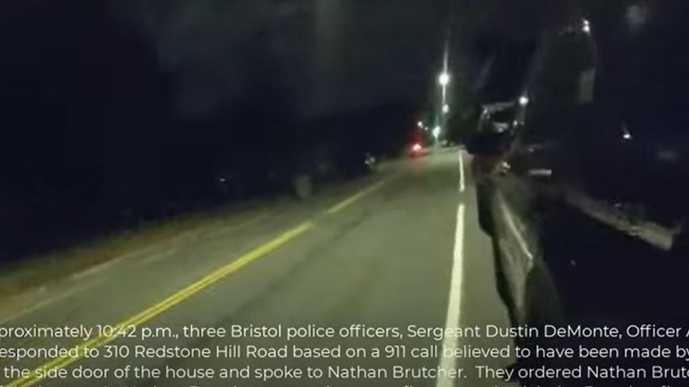 Alec Iurato等待一下向前走到警車旁,過程中槍聲不斷。(YouTube)