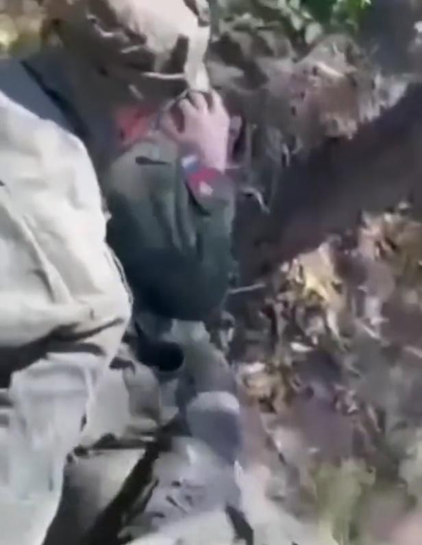 俄羅斯士兵一邊打他,一邊大罵:「你已經讓所有人對你的阿拉(伊斯蘭教中的神)感到噁心了,你只能在我們允許時祈禱,了解嗎?」(Twitter)