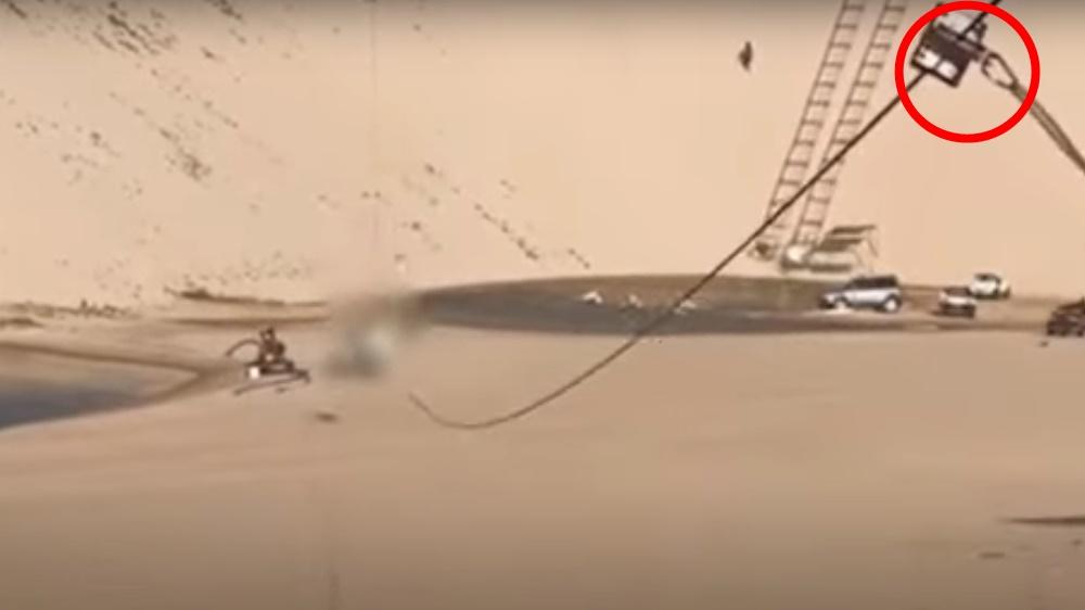 Sergio滑到一半時,一個用作支撐另一端鋼索的高塔突然倒塌,鋼索隨之鬆弛,導致他突然墮地。(YouTube)