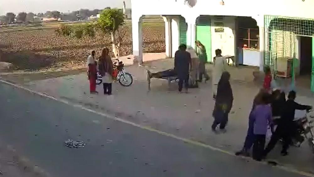 附近的路人見狀,立即上前幫忙移開電單車,檢查鐵騎士的傷勢,並將他移離馬路。(Twitter)