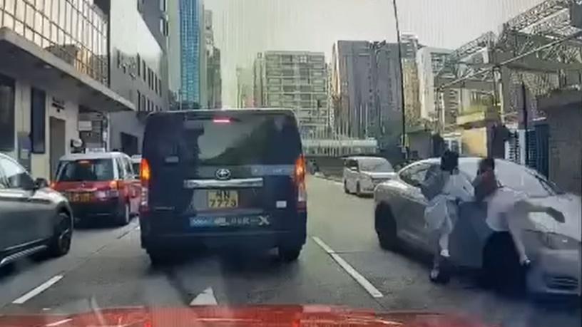 2女生穿過車罅,橫越兩條行車線後,被一輛沿理工大學方向行駛的Tesla猛撞。(車cam L(香港群組)@FB)