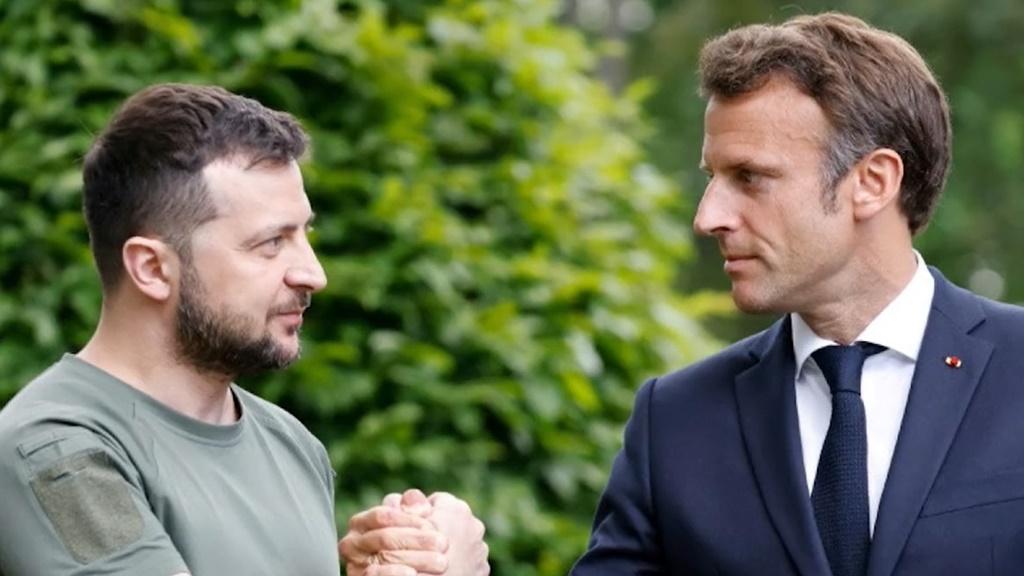 相片是馬克龍今年6月訪問基輔時所拍攝。(Twitter)