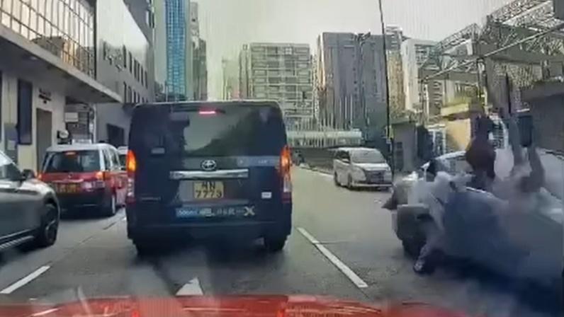 其中一名女生被撞飛,在半空旋轉180度後撞向的士,另1名女學生亦被撞飛倒地,未幾自行起身。(車cam L(香港群組)@FB)