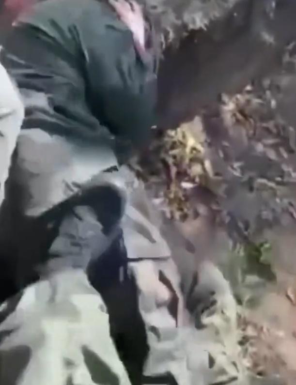 俄羅斯士兵一邊打他,一邊大罵:「你已經讓所有人對你的阿拉(伊斯蘭教中的神)感到噁心了,你只能在我們允許時祈禱,了解嗎?」(Twitter)