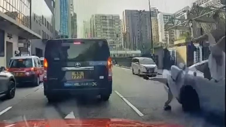 其中一名女生被撞飛,在半空旋轉180度後撞向的士,另1名女學生亦被撞飛倒地,未幾自行起身。(車cam L(香港群組)@FB)