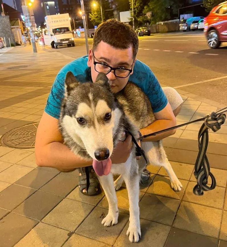 報道:該Rapper曾於軍隊服役及被送精神病院。(Twitter)