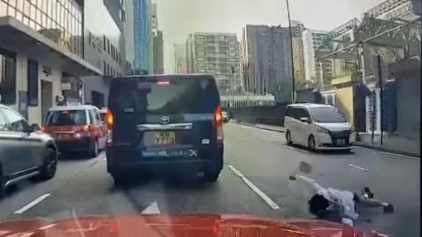 其中一名女生被撞飛,在半空旋轉180度後撞向的士,另1名女學生亦被撞飛倒地,未幾自行起身。(車cam L(香港群組)@FB)