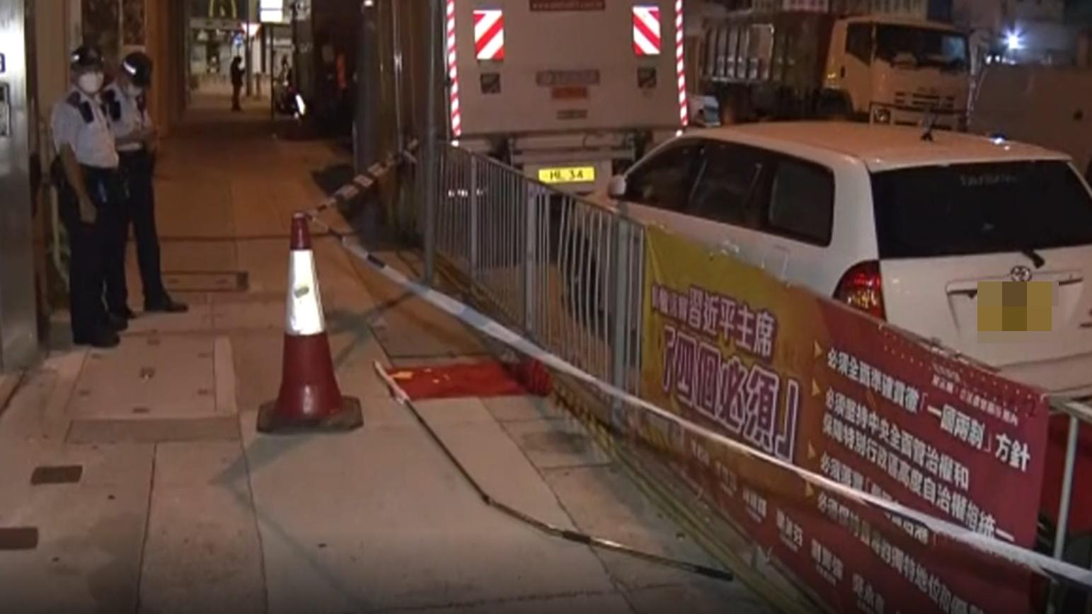 接連多宗國旗區旗及國慶橫額被拆,2名男子被捕。(電視截圖)