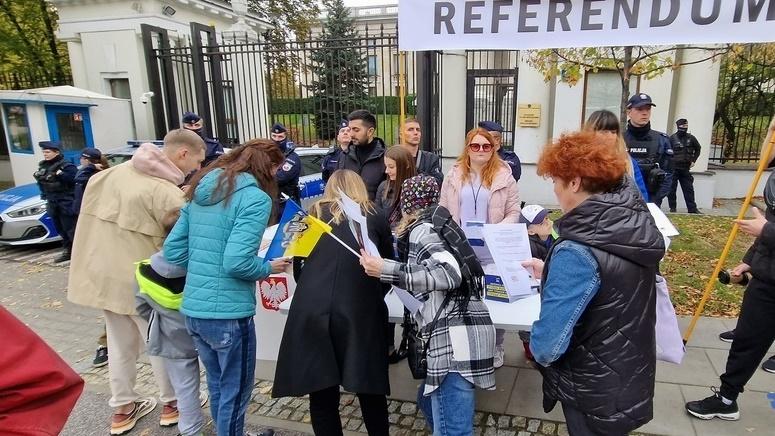 這場充滿諷刺意味的「公投」有數千名烏克蘭、波蘭和其他國家的民眾參與,甚至更有來自意大利與捷克的「國際觀察員」。(UkrinForm)
