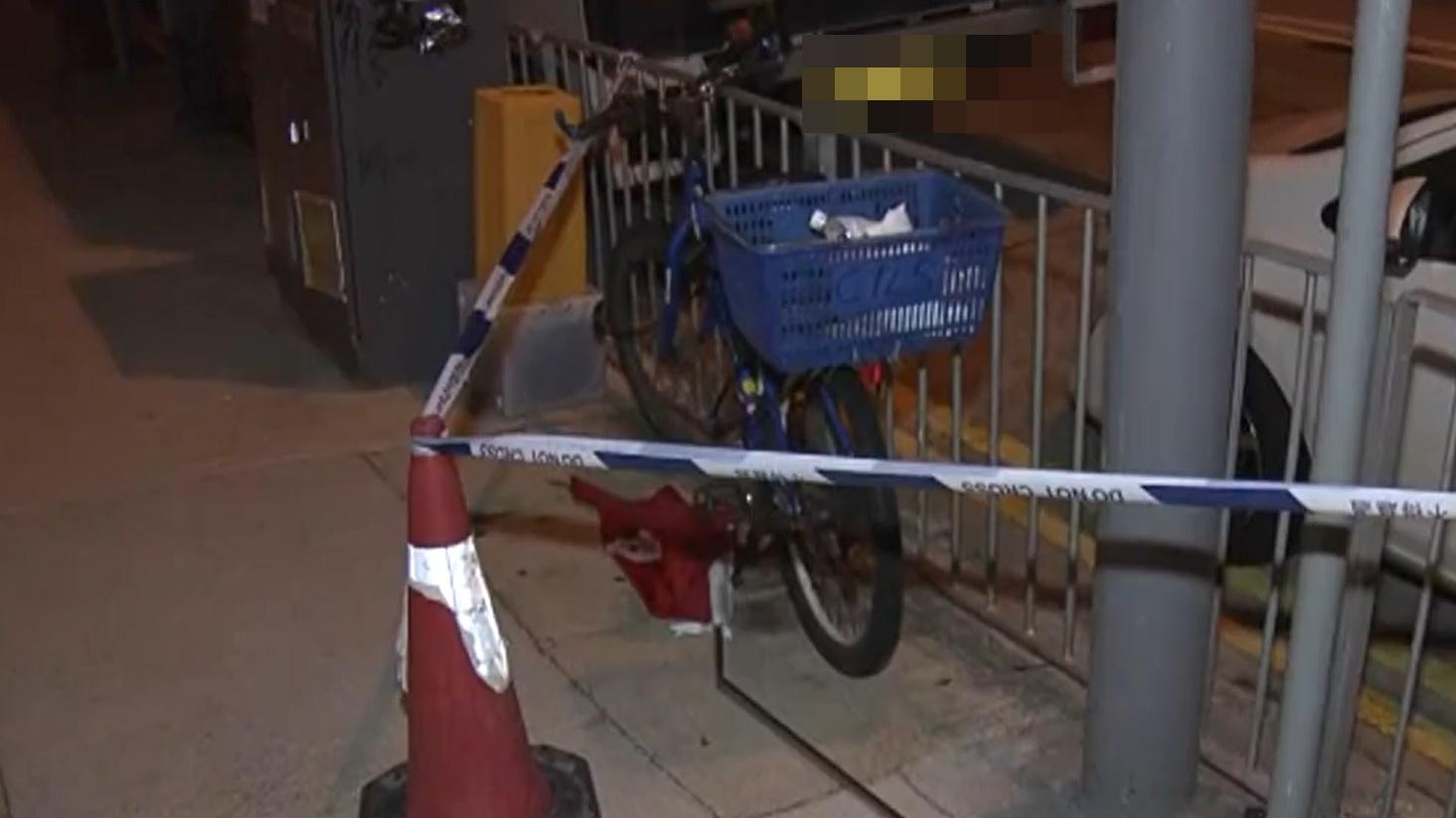 接連多宗國旗區旗及國慶橫額被拆,2名男子被捕。(電視截圖)