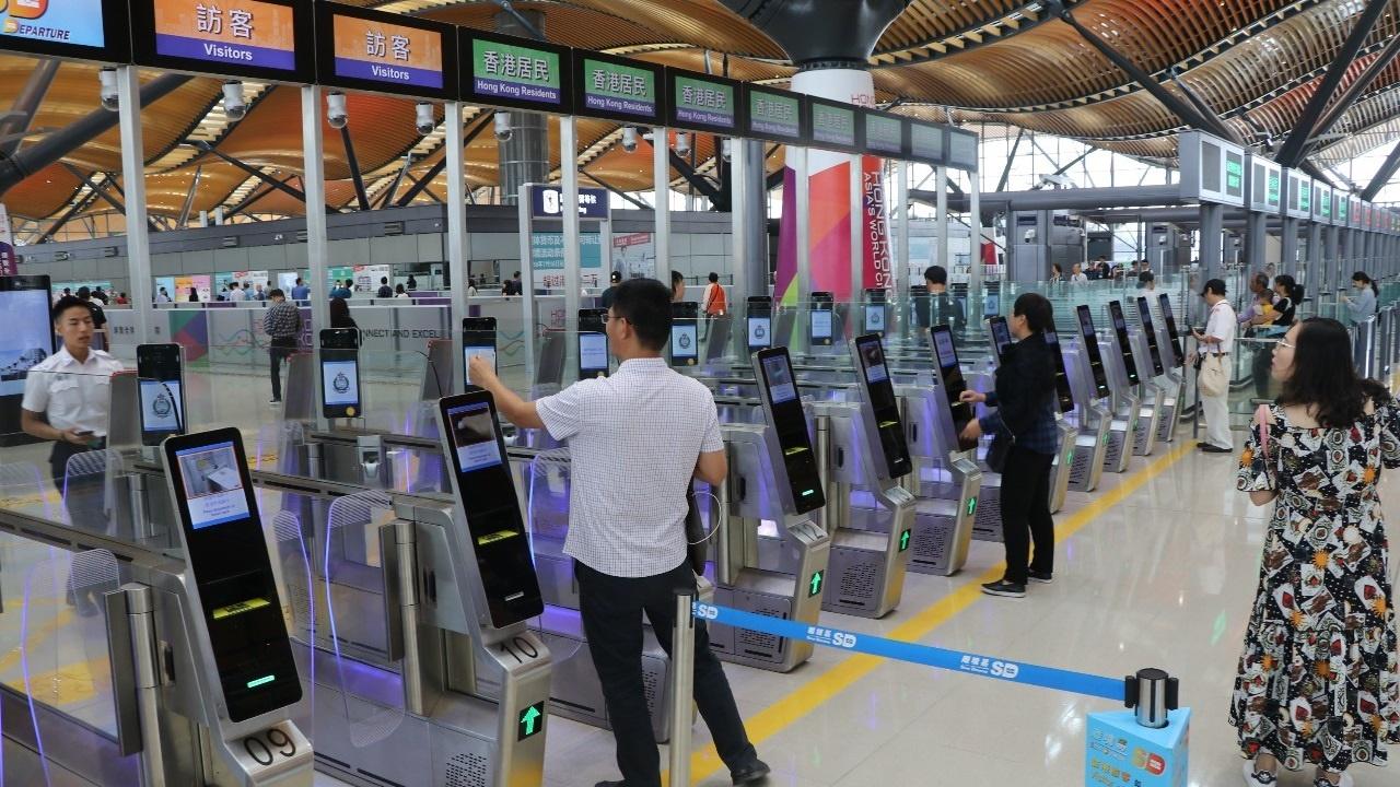 譚耀宗又認為,近日接連出現新變種病毒,會對通關構成障礙,相信政府要視乎數據,包括考慮新變種的傳染力等,再決定放寬步伐。(資料圖片)