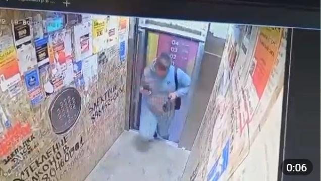 升降機迅速上升,男子立即向後退開,剛好避過這一劫。(Telegram)