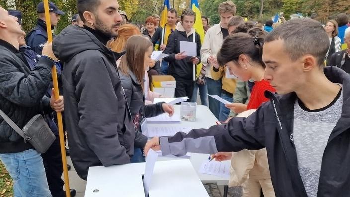 這場充滿諷刺意味的「公投」有數千名烏克蘭、波蘭和其他國家的民眾參與,甚至更有來自意大利與捷克的「國際觀察員」。(UkrinForm)