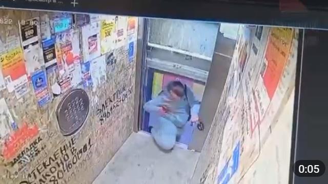 升降機迅速上升,男子立即向後退開,剛好避過這一劫。(Telegram)