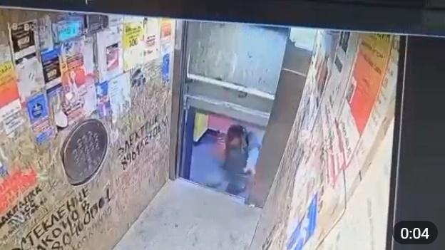 升降機迅速上升,男子立即向後退開,剛好避過這一劫。(Telegram)