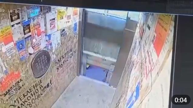 升降機迅速上升,男子立即向後退開,剛好避過這一劫。(Telegram)