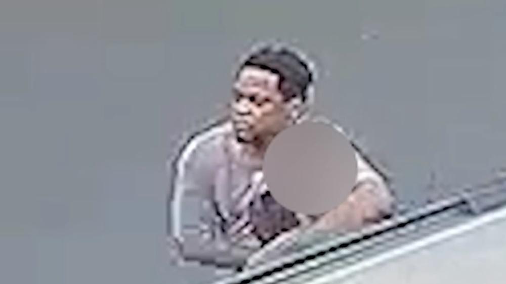 疑犯沿著公園外圍行走,一手搭在一名少女的肩膀上,一手環繞著她。警方表示,疑犯當時身上持有武器,後來在公廁中性侵得逞。(Twitter)