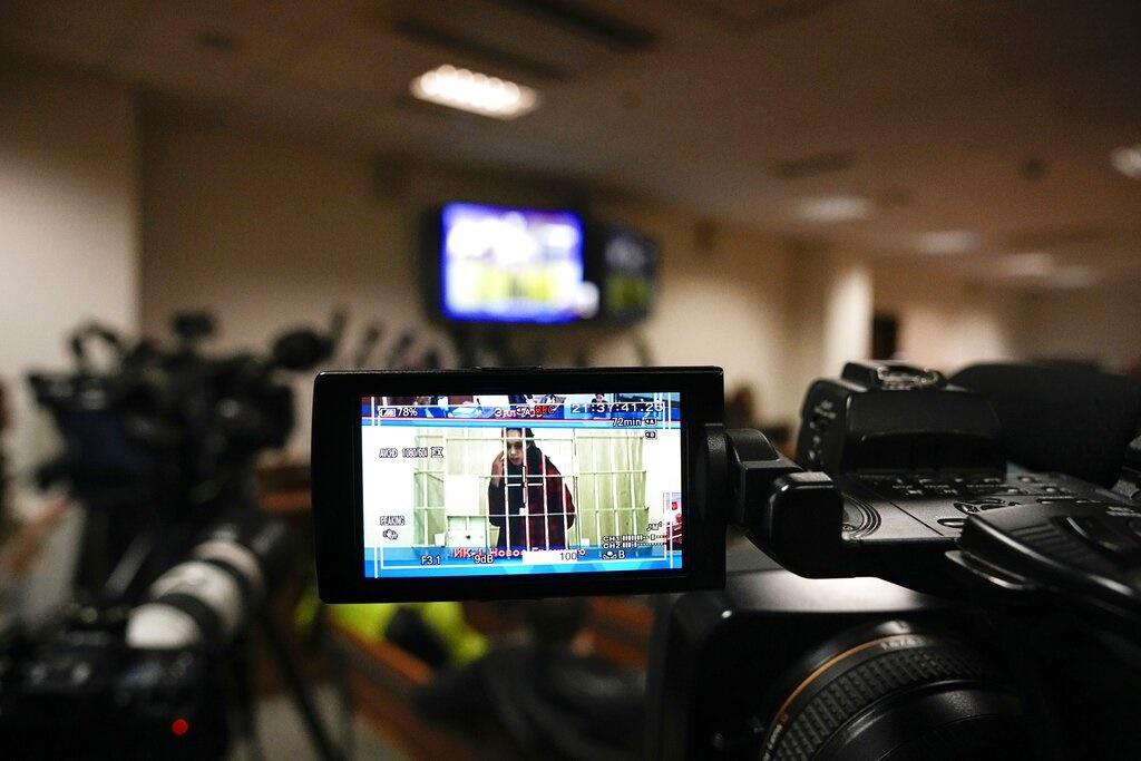 格林納周二(25日)在看守所透過視像出席審訊。(AP)