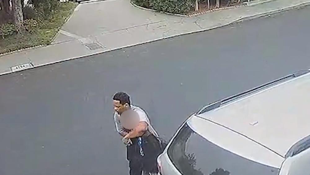 疑犯沿著公園外圍行走,一手搭在一名少女的肩膀上,一手環繞著她。警方表示,疑犯當時身上持有武器,後來在公廁中性侵得逞。(Twitter)