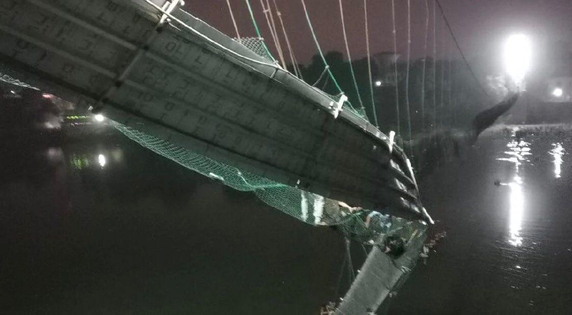 大批民眾在橋塌後墜河,不少人掙扎抓緊橋的纜索等待救援。(Twitter)