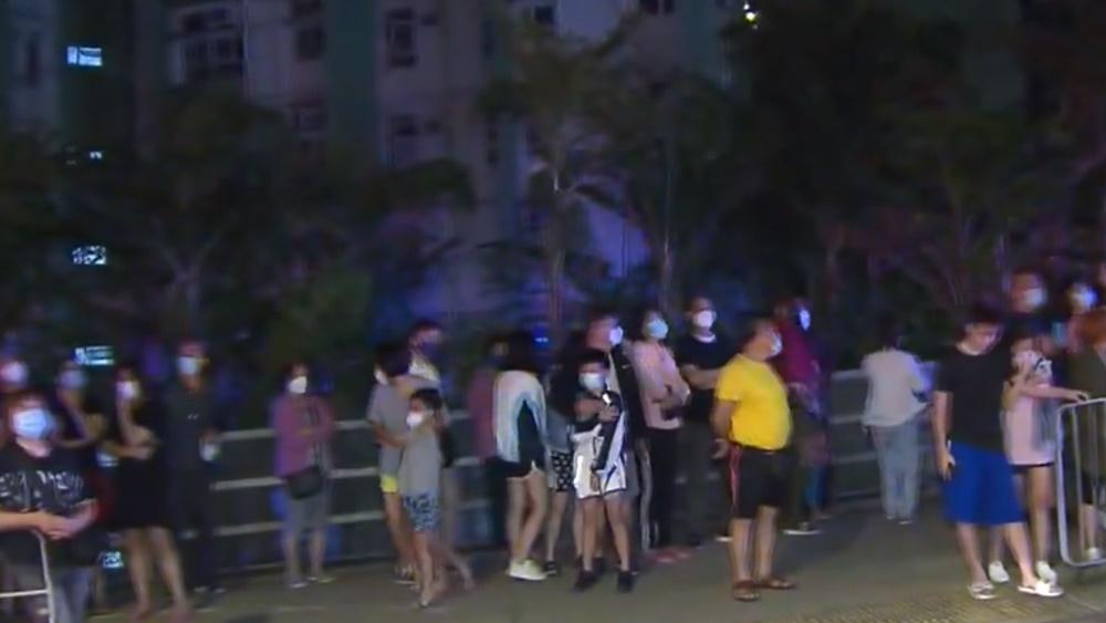 約300名住客自行疏散到樓下或天台暫避。(電視截圖)