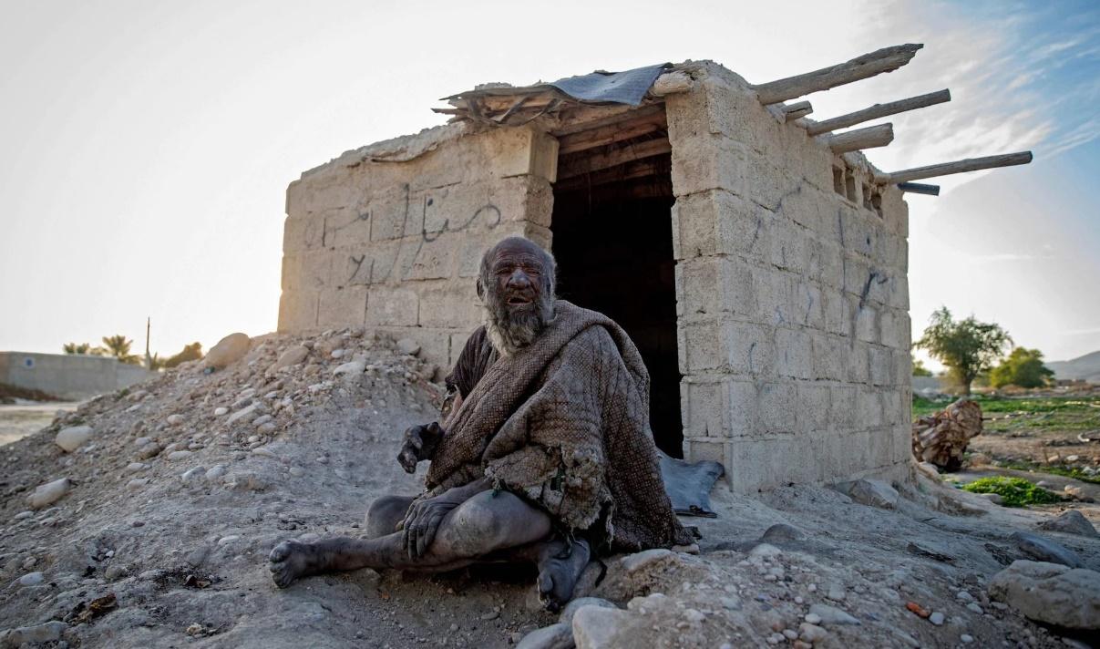 Amou Haji今年初才住進人造的棚屋內生活,大多數時間都是自己一個人。(Twitter)