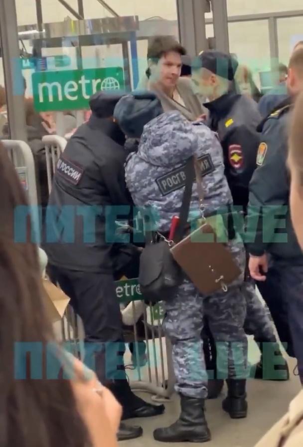 網上有影片流傳俄軍警拘捕據指接獲動員令的人士。(Twitter)