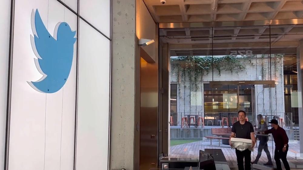 馬斯克寫上「Entering Twitter HQ - let that sink in」。(Twitter)