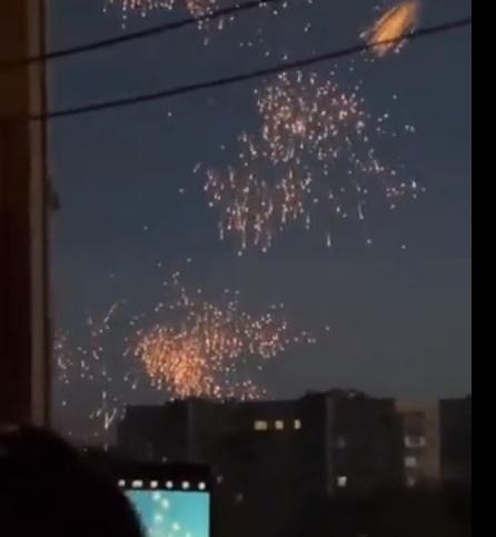 懷疑俄方使用燃燒彈,炮彈如煙花般降落在民居和街道上。(Twitter)