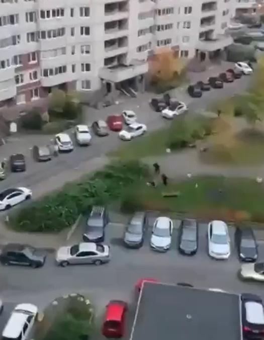 網上有影片流傳俄軍警拘捕據指接獲動員令的人士。(Twitter)