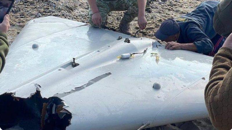 烏人員檢查俄方墜落無人機,經檢查確認為為伊朗製無人機。(Twitter)