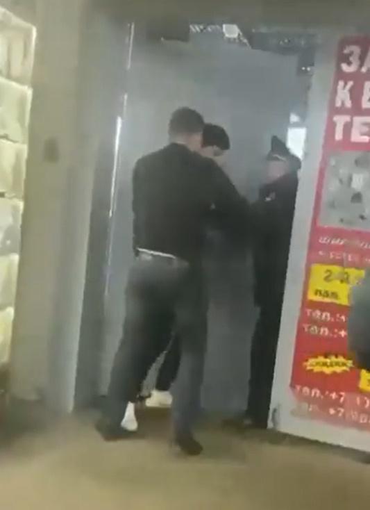 網上有影片流傳俄軍警拘捕據指接獲動員令的人士。(Twitter)