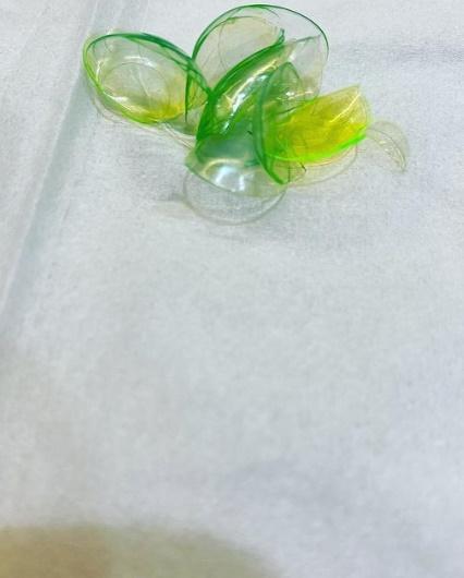 Katerina Kurteeva用棉花棒將隱形眼鏡推出,再用精密的儀械和鑷子將隱形眼鏡分開。(IG)