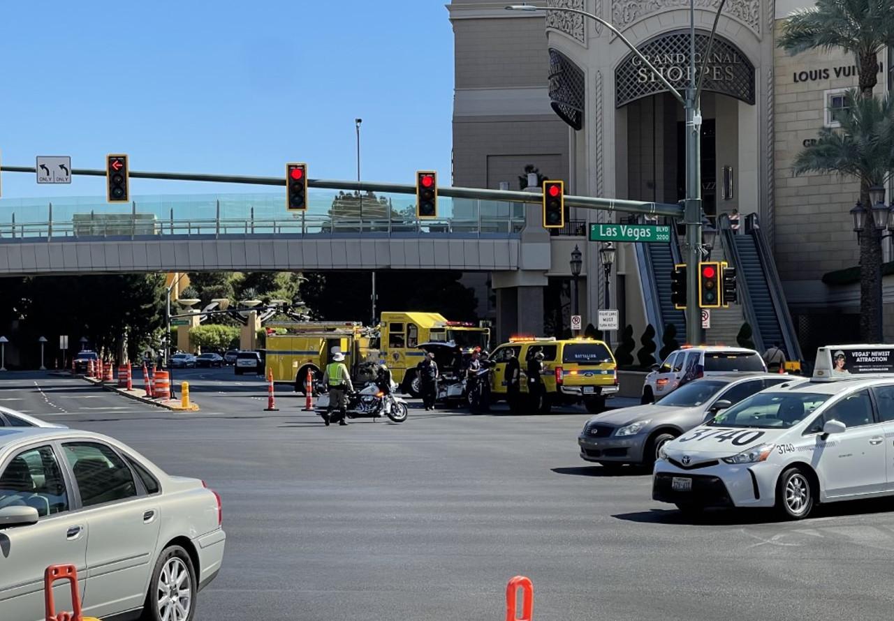 有目擊者表示,事發前,疑兇手持廚刀聲稱自己是廚師,希望與街上表演者合照但遭拒絕。(Twitter)