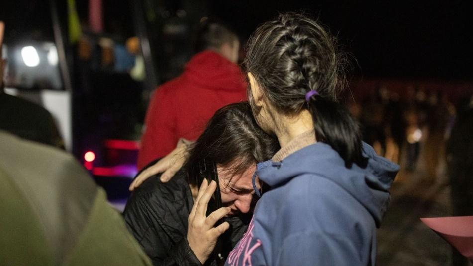 獲釋俘虜與親友重逢。(Twitter)