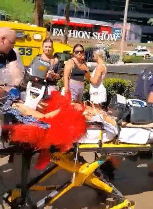 部分傷者身穿戲服,相信是表演者。(Twitter)