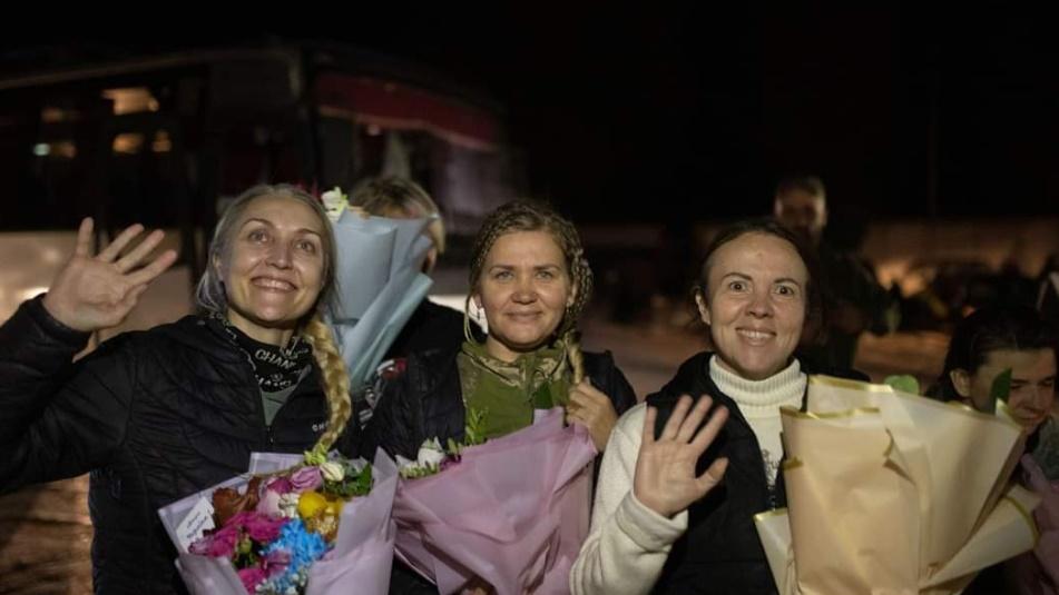 獲釋俘虜與親友重逢。(Twitter)