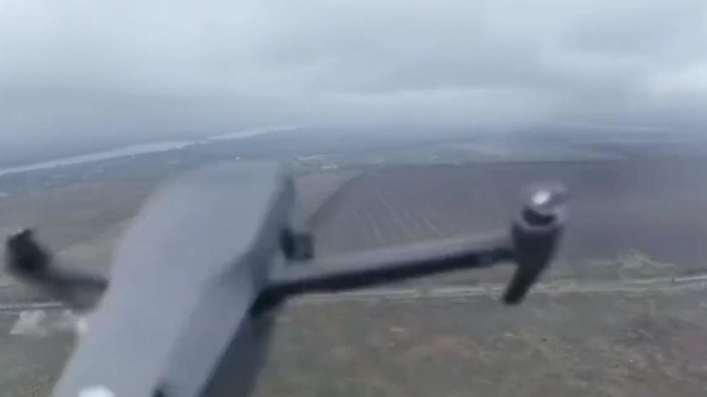 俄方疑似使用中國大疆出品的無人機隨即發起挑釁,突然上升進逼,企圖將烏方的無人機撞翻。(Twitter)