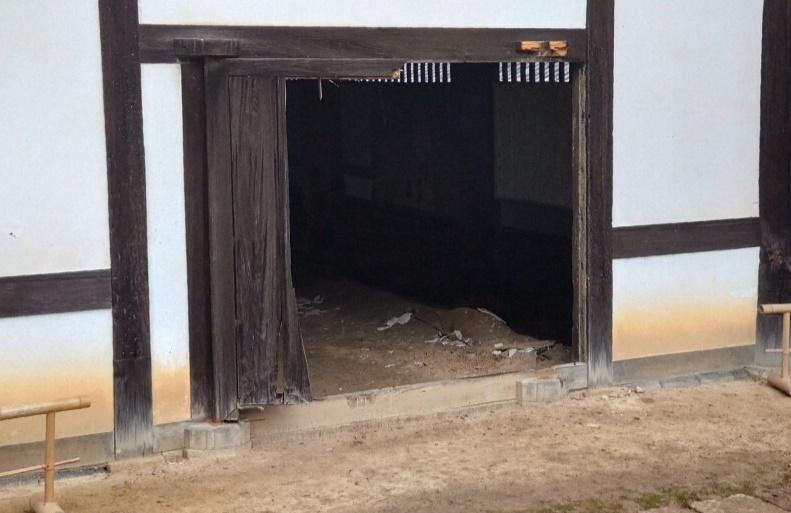 「東司」木製大門被毀。(網上圖片)