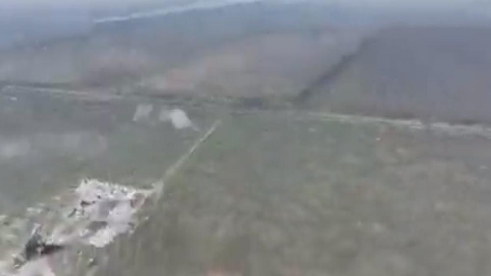 鏡頭再移去,已不見俄無人機的影蹤,估計它已自行墜落。(Twitter)