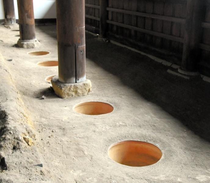 「東司」內部原貌。(網上圖片)